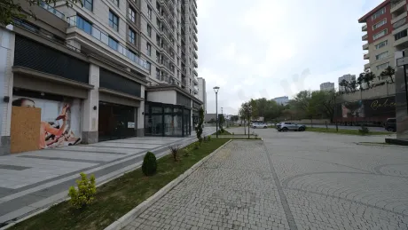 Başakşehir'de yer alan modern tasarımlı satılık dükkanın dış cephe görünümü.