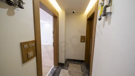 Modern bir dairenin giriş holü ve kapısı.