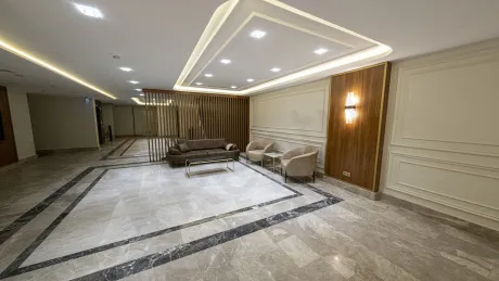 Modern ve şık tasarımlı, geniş bir rezidans lobi alanı.