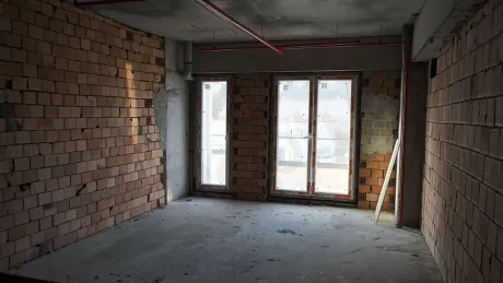 Betonarme yapısı görünen, geniş tavanlı ve natamam durumda olan dükkan iç mekanı.