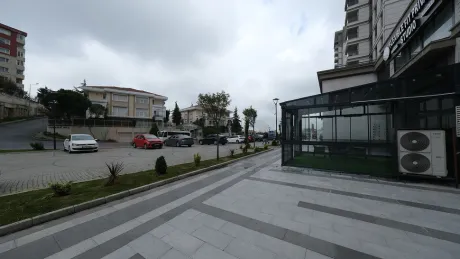 Başakşehir'deki dükkan ve mağaza projesine ait geniş açık otopark alanı