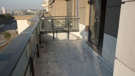 Başakşehir'de yer alan ticari bir dükkanın geniş ve açık balkon alanı.