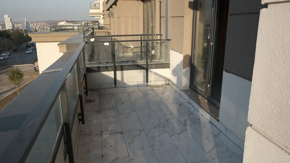 Başakşehir'de yer alan ticari bir dükkanın geniş ve açık balkon alanı.