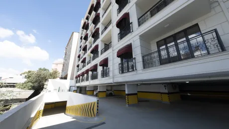 Modern bir binanın dış cephe mimari görünümü.