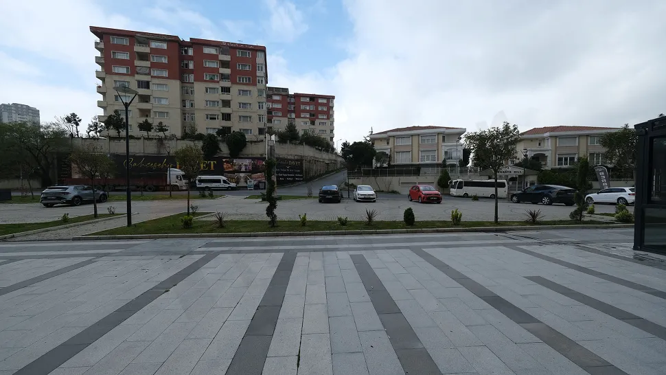 Başakşehir'deki ticari proje alanında yer alan geniş ve güvenli açık otopark alanı.