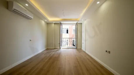 Modern ve geniş bir yatak odasının genel görünümü.