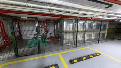 Beyoğlu'ndaki lüks bir sitenin geniş ve modern açık/kapalı otopark alanı.