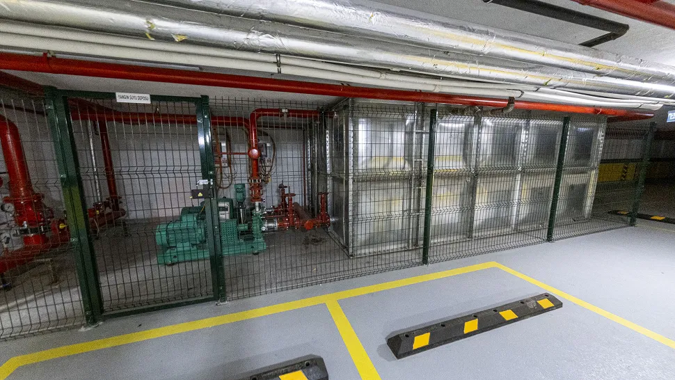 Beyoğlu'ndaki lüks bir sitenin geniş ve modern açık/kapalı otopark alanı.