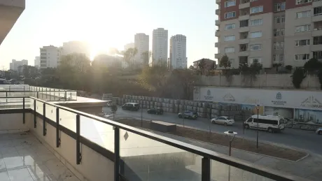 Başakşehir'deki ticari dükkanın modern ve geniş balkon alanı.