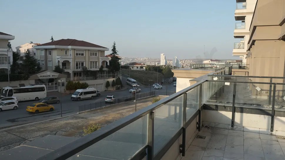 İstanbul Başakşehir'de yer alan ticari mülkün modern balkon ve dış alan görünümü.