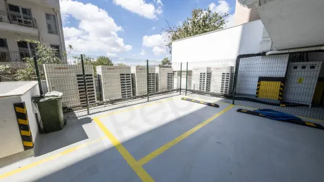 Modern bir konut sitesine ait geniş ve aydınlık otopark alanı.