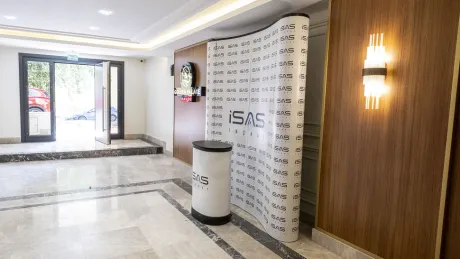 Lüks bir rezidansın modern ve geniş tasarımlı lobi alanı.