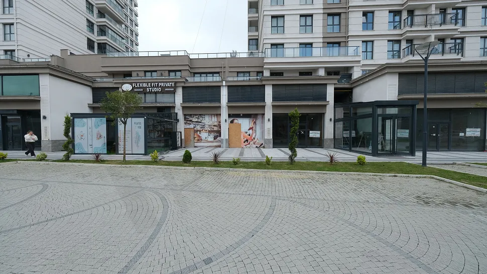 Modern bir ticari binanın dış cephe görünümü ve dükkan vitrini