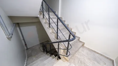 Modern ve şık tasarımlı bina içi merdiven görüntüsü.