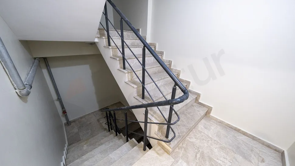 Modern ve şık tasarımlı bina içi merdiven görüntüsü.