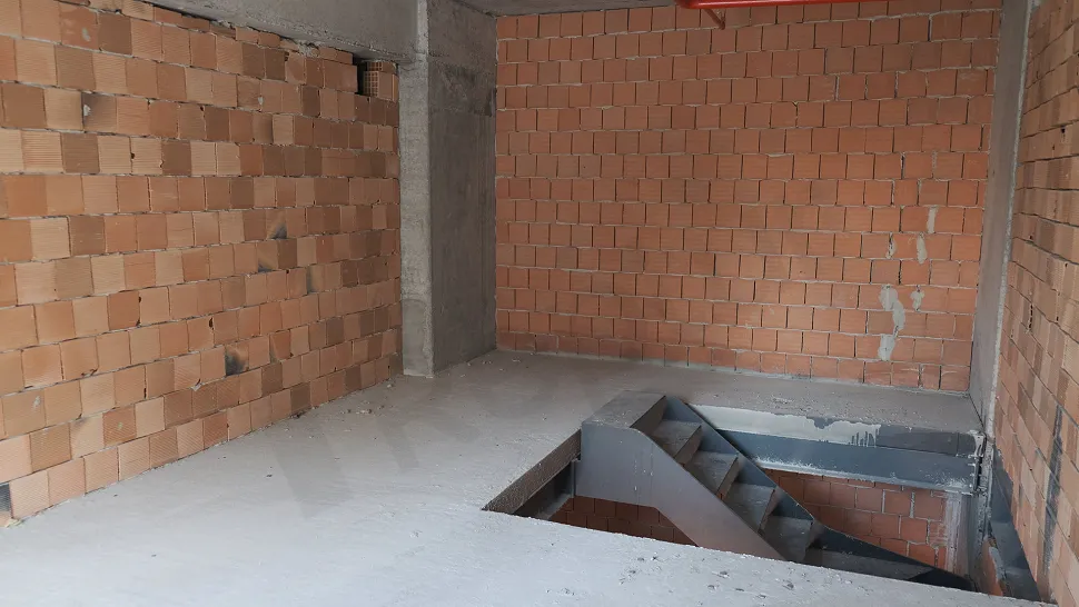 Modern tasarımlı, geniş ve güvenli bina içi merdiven yapısı