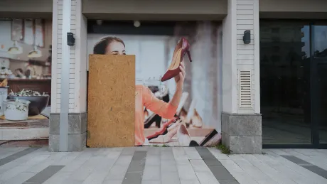 Modern tasarımlı dükkan dış cephe görünümü ve geniş cam vitrinli mağaza girişi