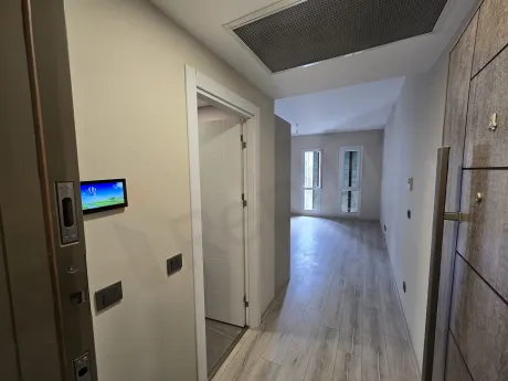 Modern bir dairenin giriş kapısı ve antre alanı.