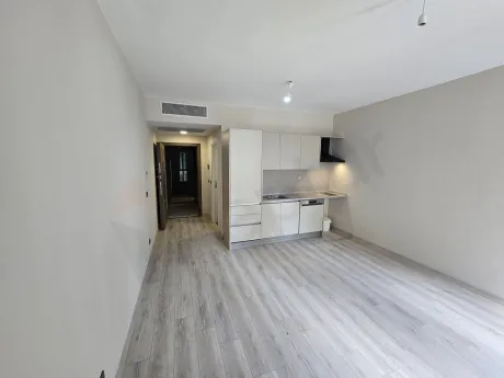 Modern bir stüdyo dairenin geniş ve aydınlık oturma odası alanı.