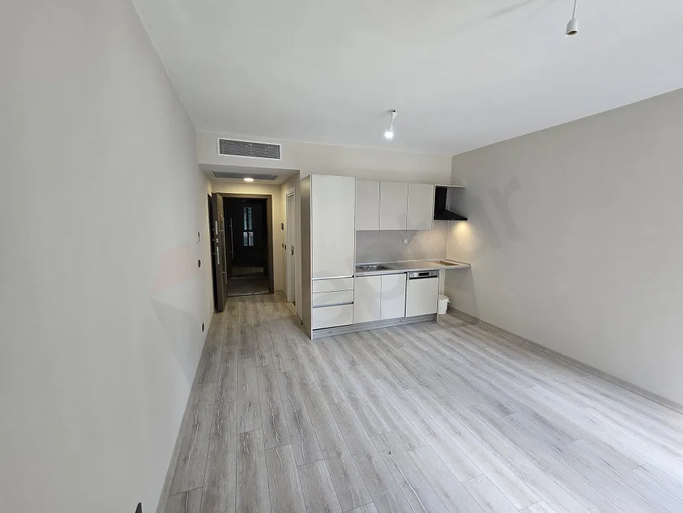 Modern bir stüdyo dairenin geniş ve aydınlık oturma odası alanı.