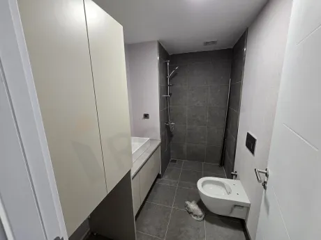 Modern tasarımlı, şık ve temiz bir banyo iç mekan görünümü.