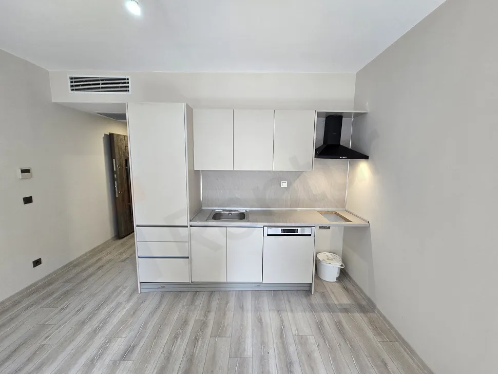 Modern tasarımlı, geniş ve kullanışlı açık mutfak planı.