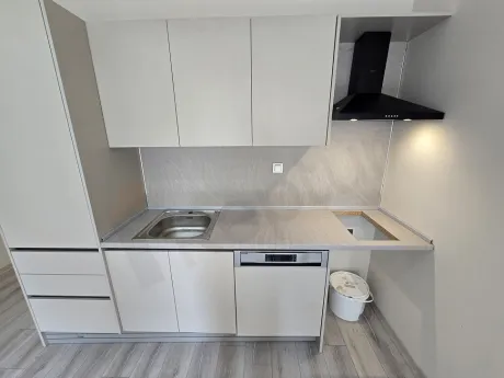 Modern tasarımlı geniş ve ferah açık mutfak görünümü