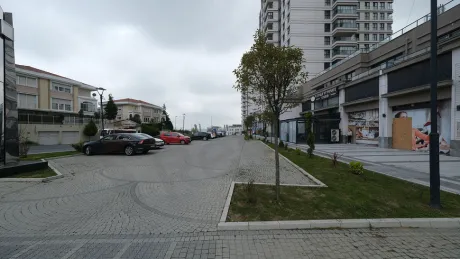 Başakşehir'de yer alan sitenin geniş açık otopark alanı.