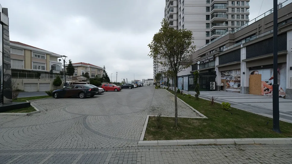 Başakşehir'de yer alan sitenin geniş açık otopark alanı.