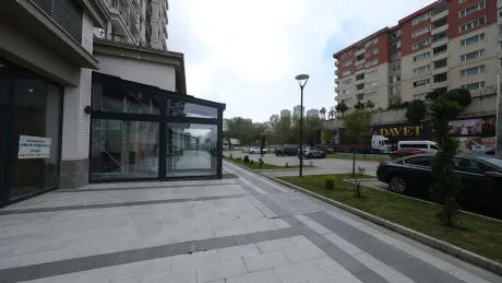 İstanbul Başakşehir'de modern tasarımlı satılık dükkanın dış cephe görünümü.