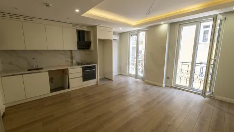 Modern bir dairenin ferah ve aydınlık yemek odası alanı.