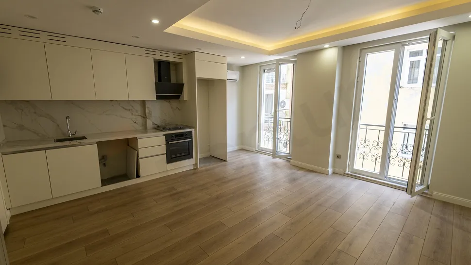 Modern bir dairenin ferah ve aydınlık yemek odası alanı.