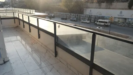 Başakşehir'deki satılık dükkanın geniş ve ferah balkon alanı.