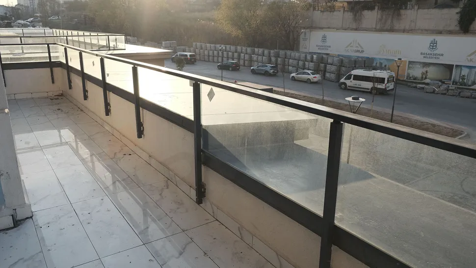Başakşehir'deki satılık dükkanın geniş ve ferah balkon alanı.