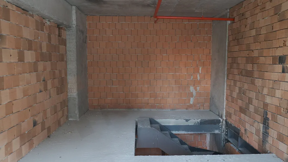 Ticari bina içerisinde yer alan modern tasarımlı bina içi merdiven yapısı.