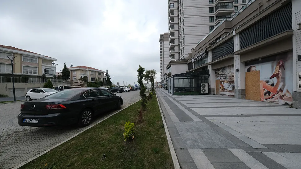 Başakşehir'deki ticari dükkan projesine ait geniş açık otopark alanı.