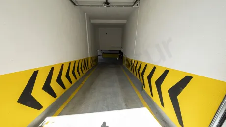 Modern ve geniş kapalı otopark alanı