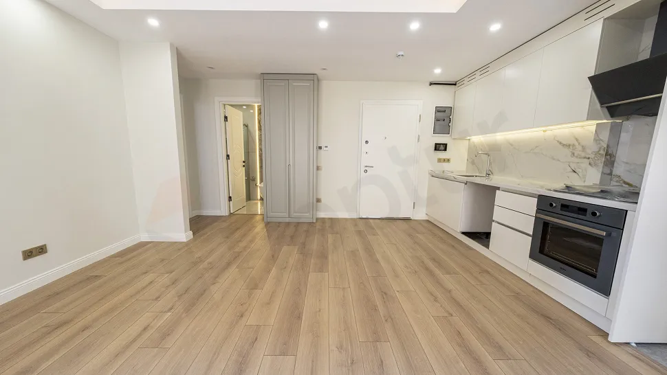 Modern tasarımlı, geniş ve gün ışığı alan bir oturma odası görünümü.