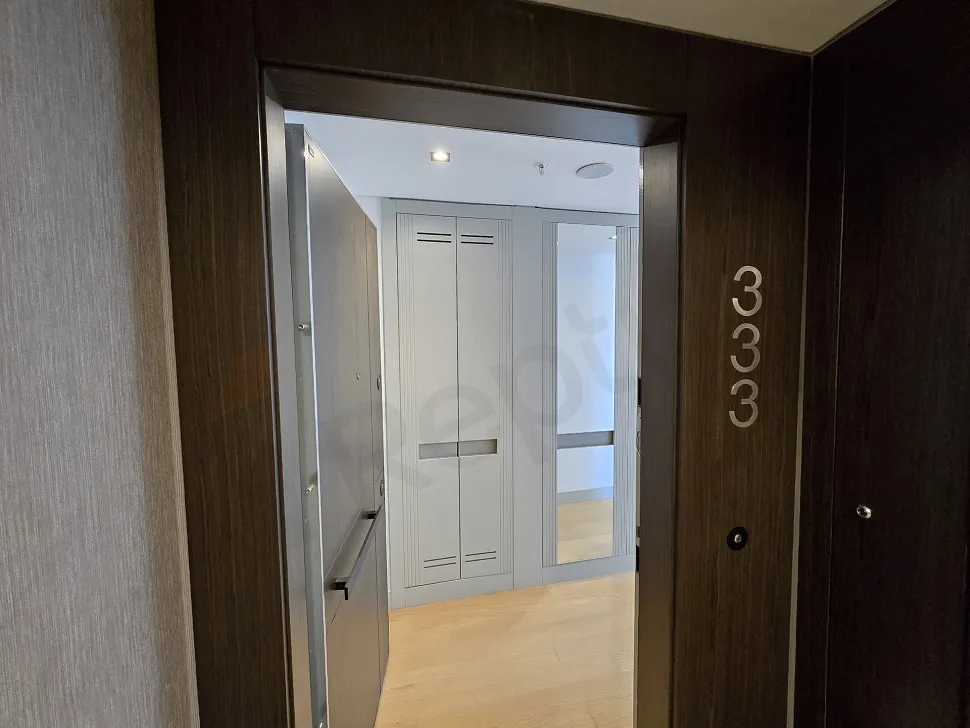 Modern bir dairenin giriş holü ve kapı alanı görüntüsü.