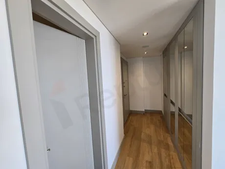 Modern tasarıma sahip daire içi ahşap basamaklı merdiven.