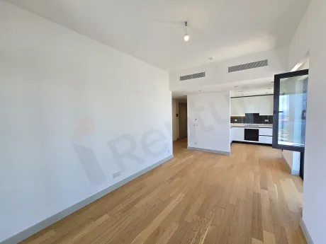 Modern ve ferah bir oturma odasının iç mekan görünümü.