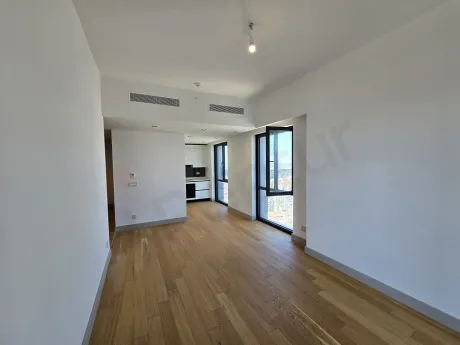 Şişli'de modern bir rezidans dairesinin geniş ve aydınlık oturma odası alanı.