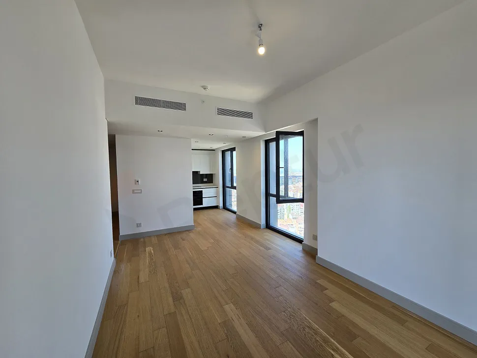Şişli'de modern bir rezidans dairesinin geniş ve aydınlık oturma odası alanı.