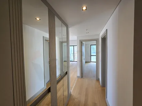 Modern bir dairenin giriş kapısı ve antre bölümü detayı.