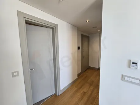 Modern bir konut projesinde yer alan ferah ve aydınlık koridor görünümü.