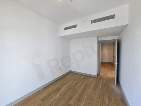 Modern tasarımlı, geniş ve aydınlık bir yatak odası görseli.