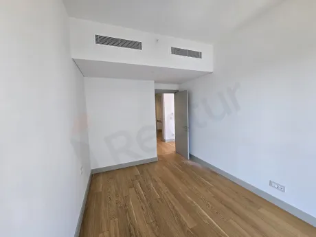Modern ve geniş bir yatak odasının genel görünümü.