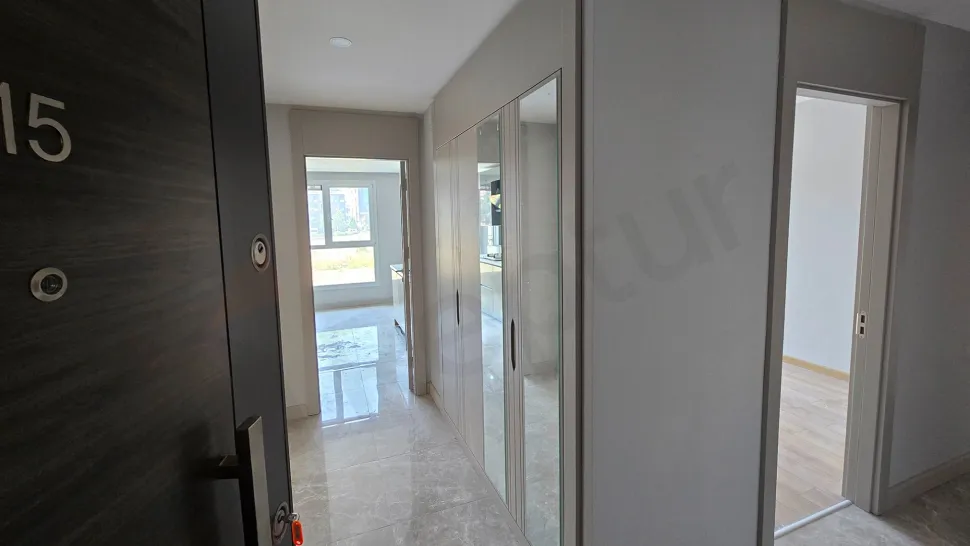 Beylikdüzü'nde modern bir binada yer alan 2+1 dairenin giriş kapısı ve antre alanı.