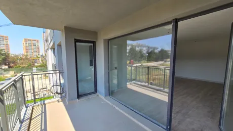 Beylikdüzü'nde bir apartman dairesinin şehir manzarasına sahip modern ve geniş balkonu.