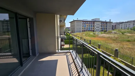 İstanbul Beylikdüzü'nde yer alan bir apartman dairesinin şehir manzarasına bakan geniş ve ferah balkon görüntüsü.